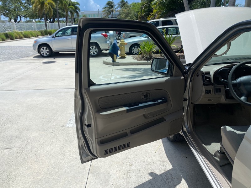 2004 Nissan Frontier 2WD XE LOW MILES 70,694 PU in , 