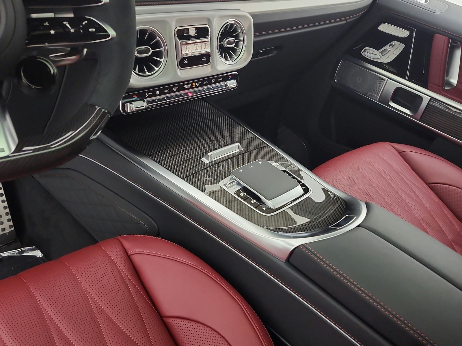 New 2026 MANUFAKTUR Moonlight White Metallic Mercedes-Benz AMG® G 63 image 10