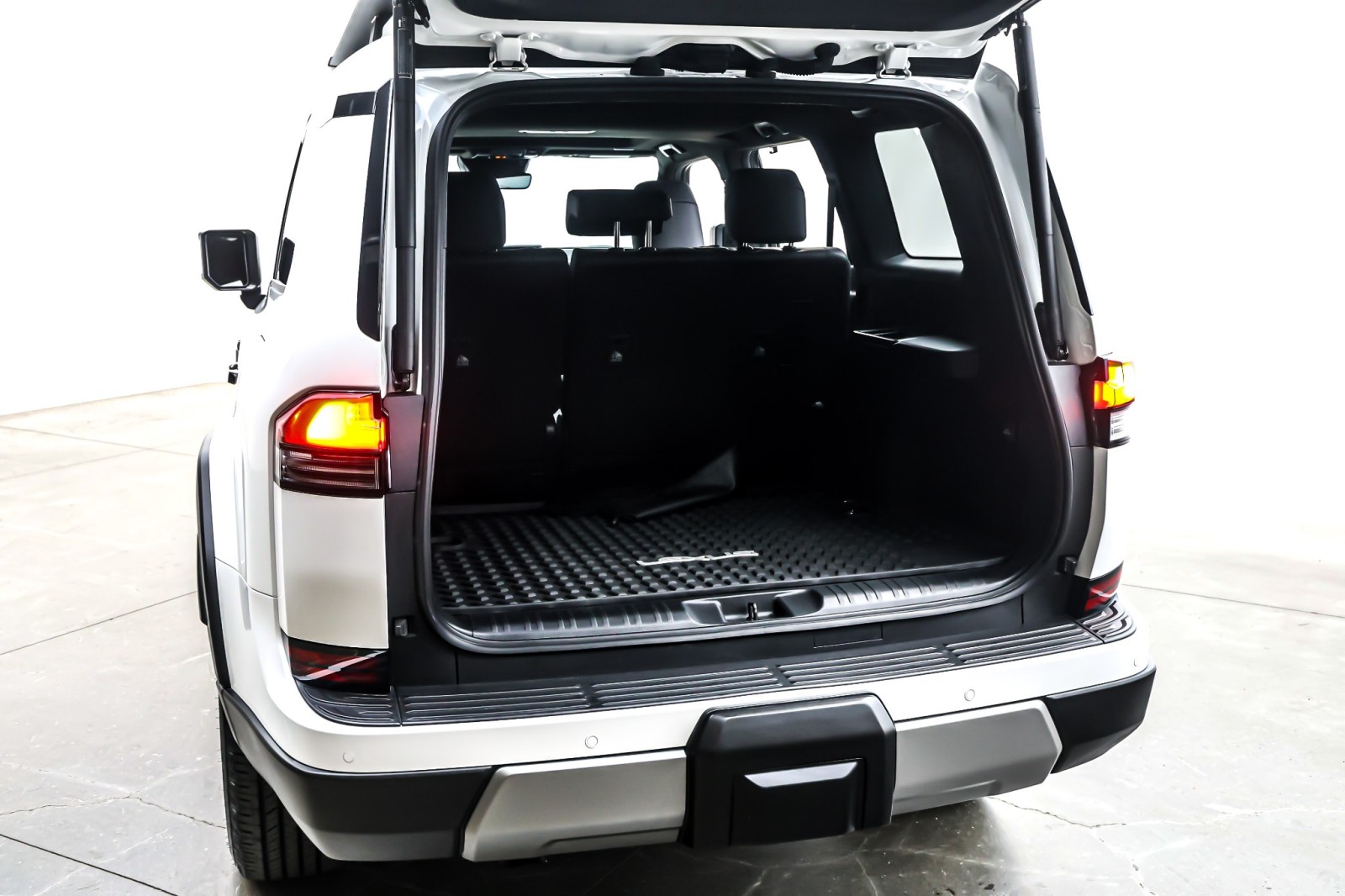 Used 2024 Eminent White Pearl Lexus GX 550 Overtrail+ image 24