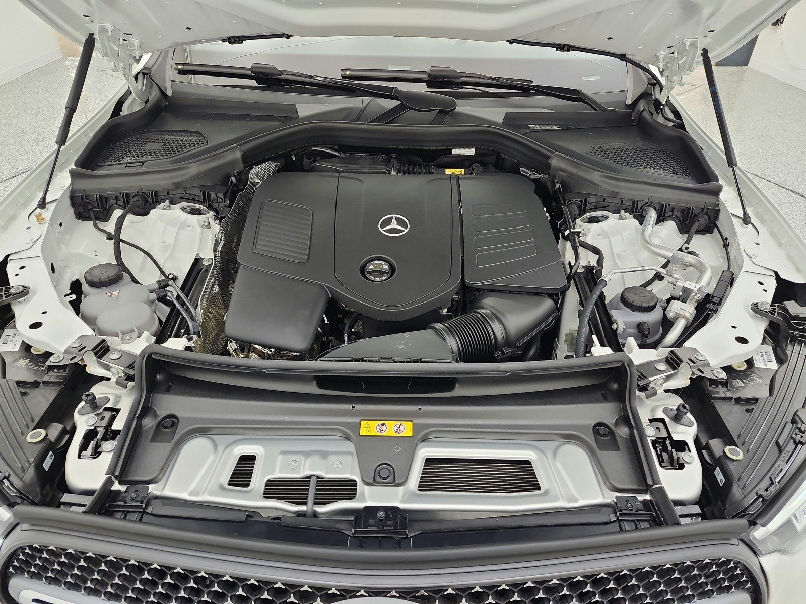 New 2026 Polar White Mercedes-Benz GLC 300 image 12