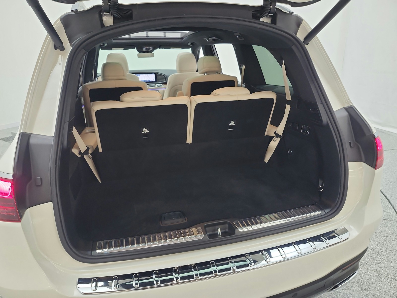 Used 2024 MANUFAKTUR Diamond White Metallic Mercedes-Benz GLS 450 4MATIC® SUV image 21