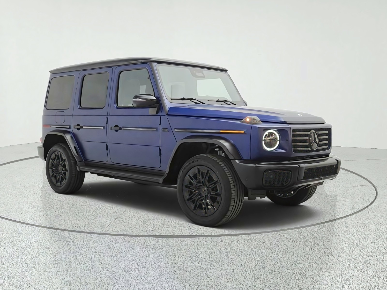 New 2027 MANUFAKTUR Exclusive Brilliant Blue Magno Mercedes-Benz G 580e SUV image 3