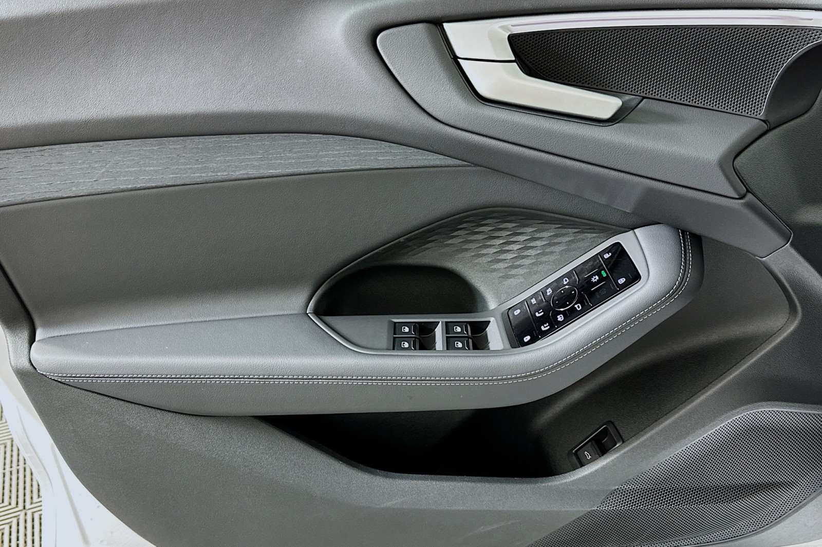 Used 2025 Arkona White Audi Premium image 21