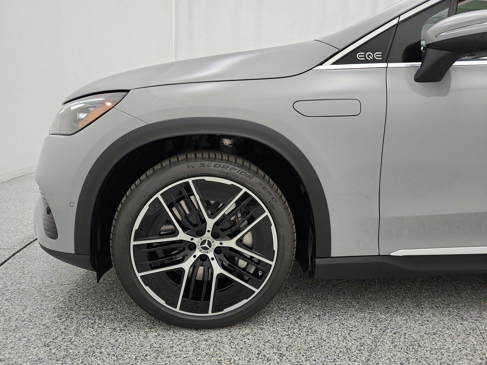 New 2027 MANUFAKTUR Alpine Grey Mercedes-Benz EQE 320 4MATIC® SUV image 12