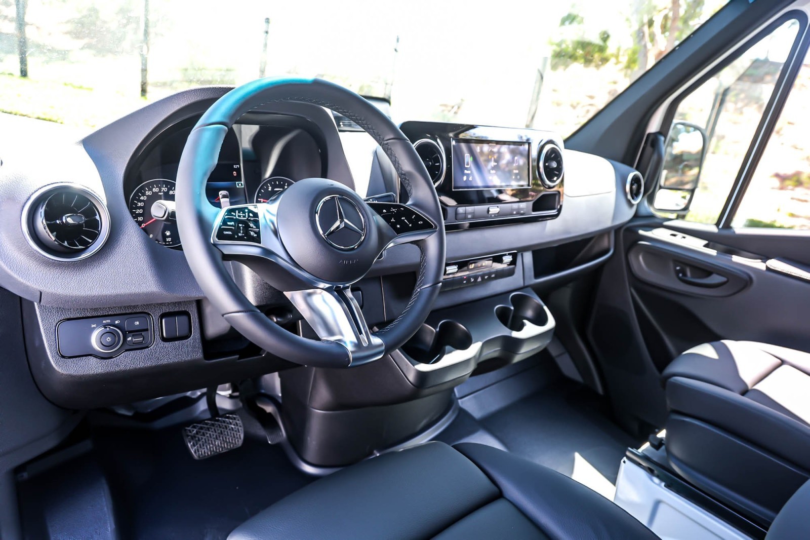New 2026 Arctic White Mercedes-Benz 4-Cyl Diesel image 8