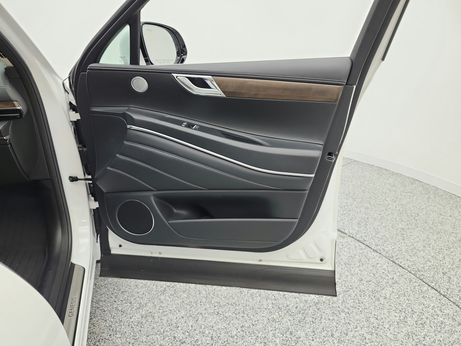 Used 2025 Uyuni White Genesis 2.5T Select AWD image 21