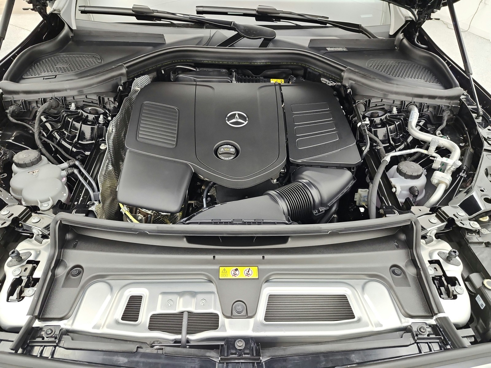 New 2027 Obsidian Black Metallic Mercedes-Benz GLC 300 SUV image 12