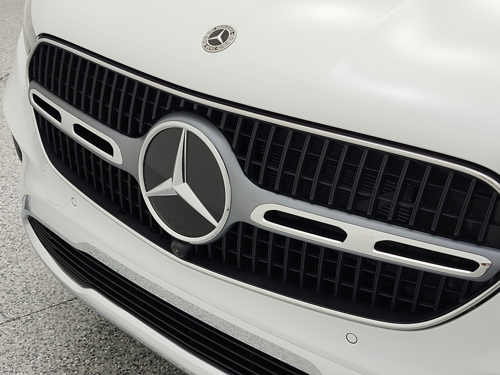 New 2026 MANUFAKTUR Moonlight White Metallic Mercedes-Benz GLC 350e 4MATIC® SUV image 13