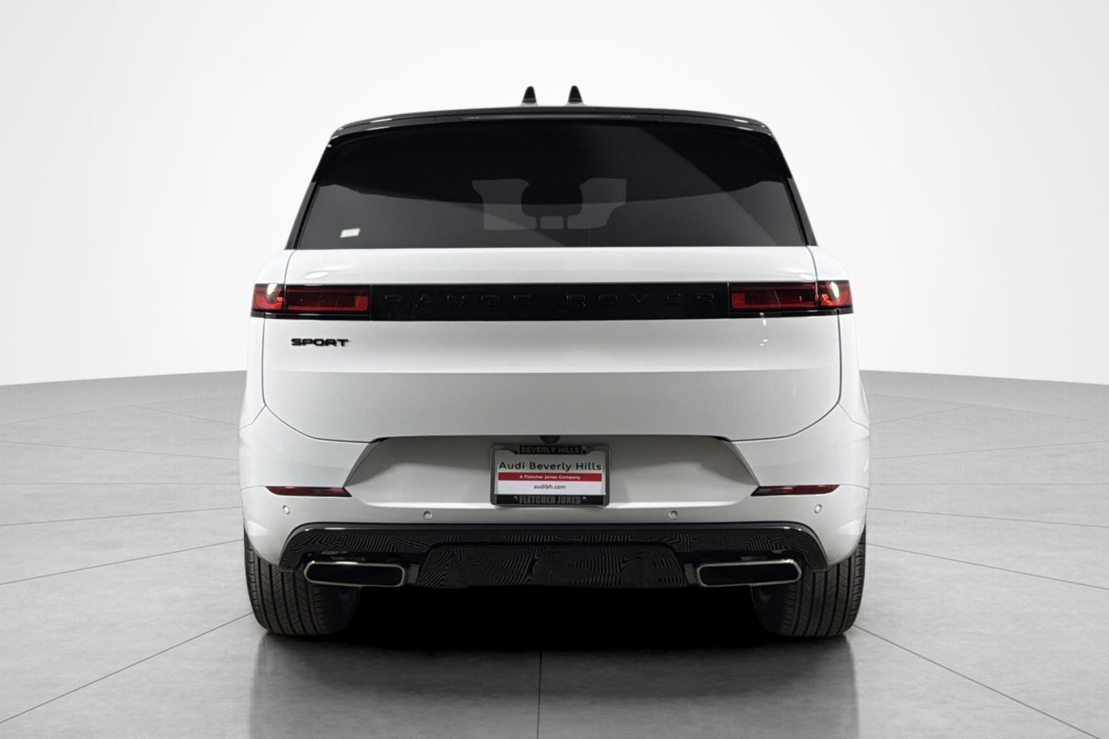 Used 2025 Fuji White Land Rover P400 Dynamic SE image 4