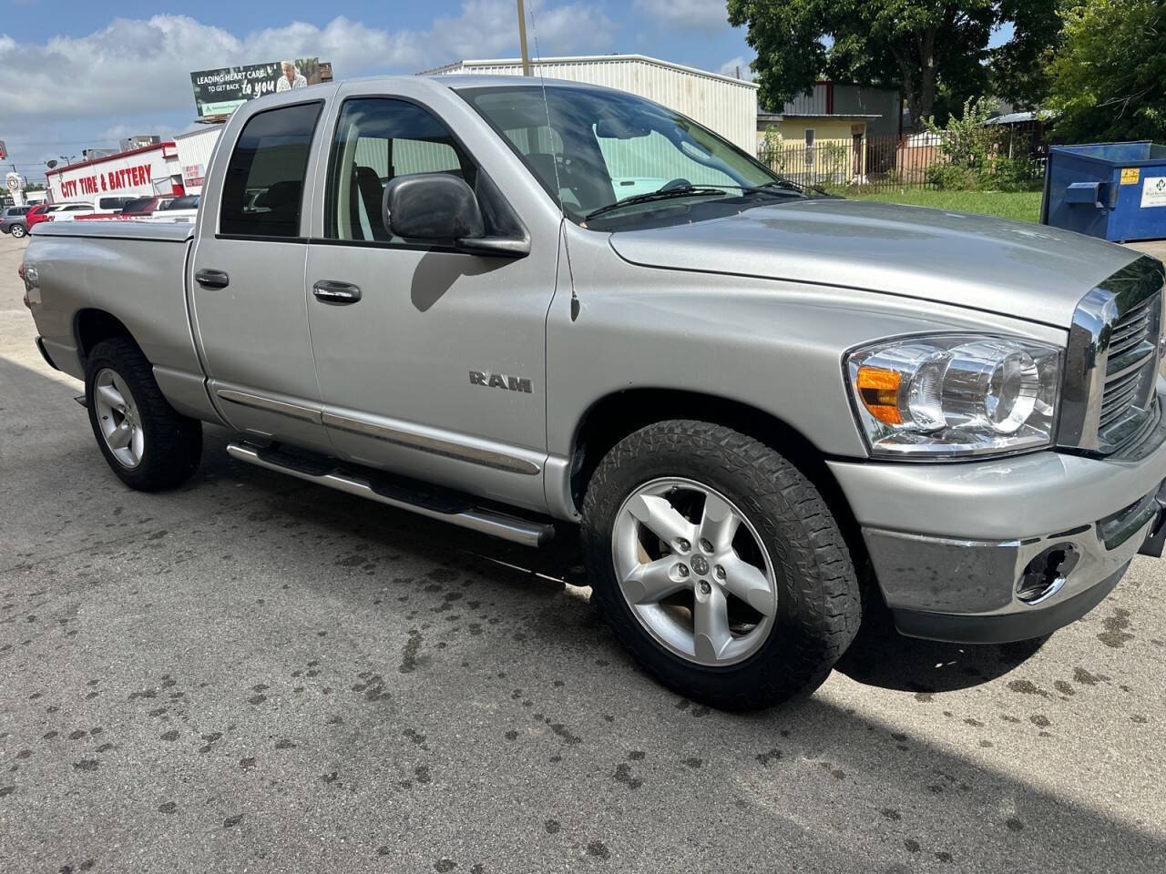 Bright Silver Metallic Clearcoat 2008 Dodge RAM 1500 Pickup Truck Rear-Wheel Drive Automatic