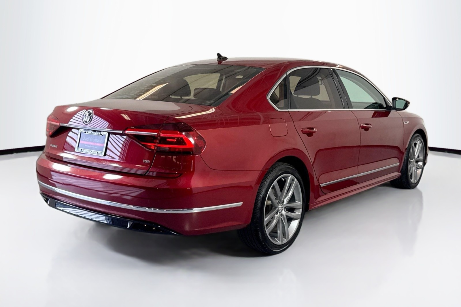 Used 2017 Fortana Red Volkswagen R-Line w/Comfort Pkg image 5