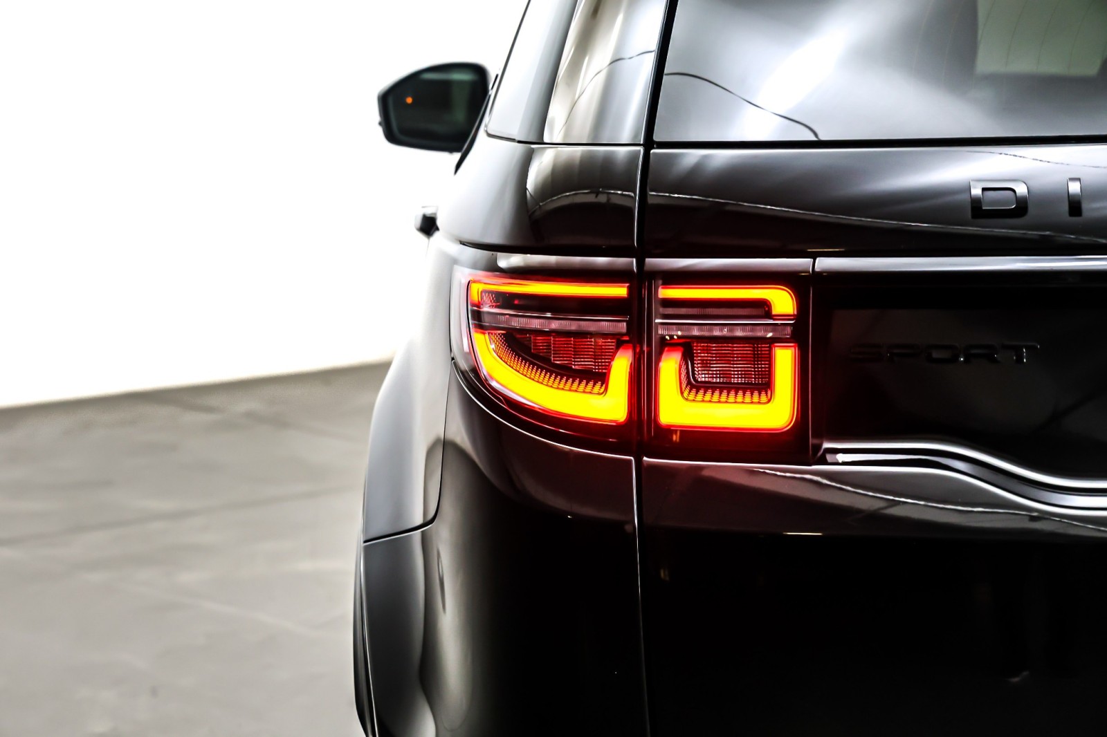 Used 2023 Santorini Black Metallic Land Rover SE R-Dynamic 4WD image 16