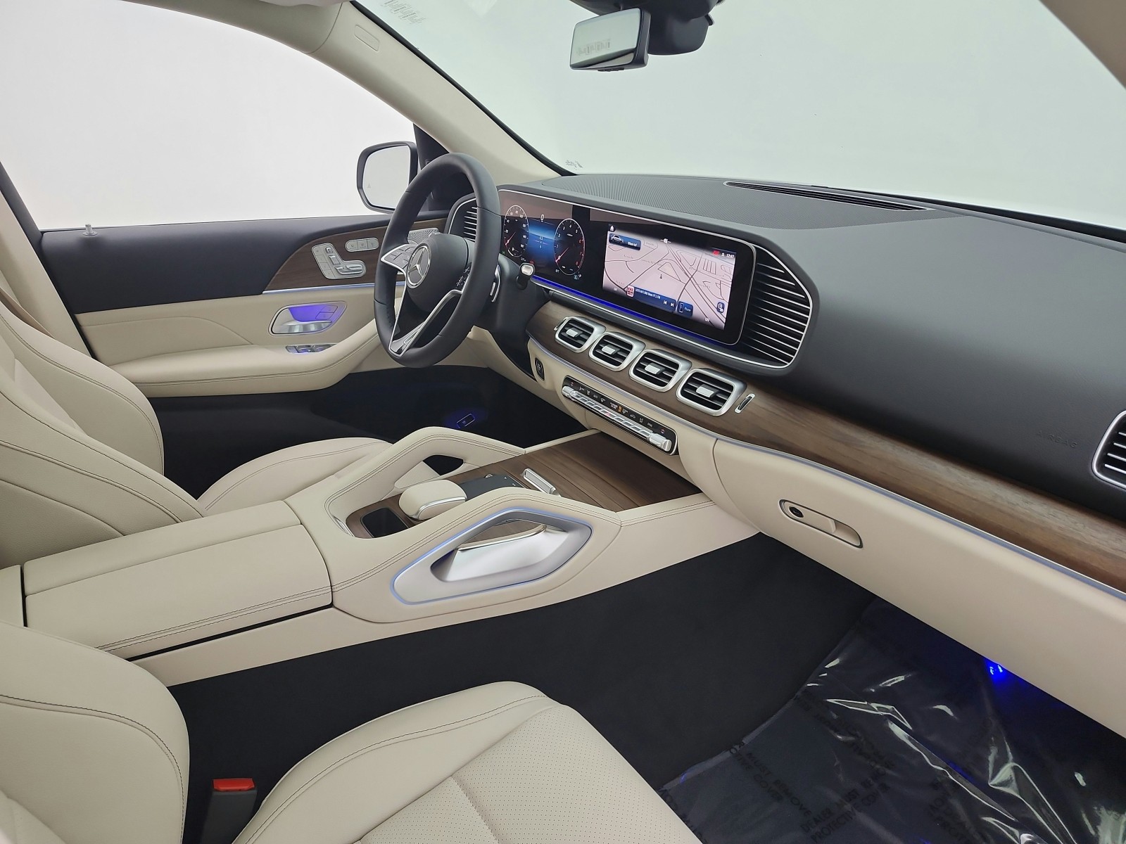 New 2026 MANUFAKTUR Moonlight White Metallic Mercedes-Benz GLE 450 image 13