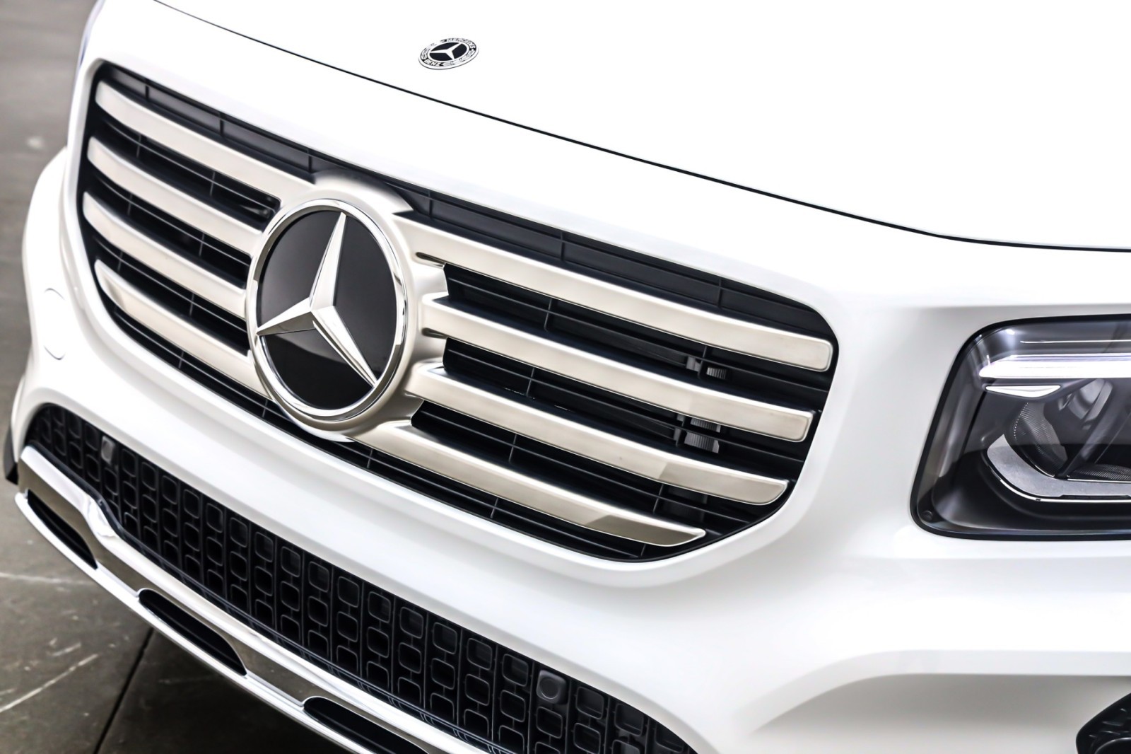New 2026 Polar White Mercedes-Benz GLB 250 image 13