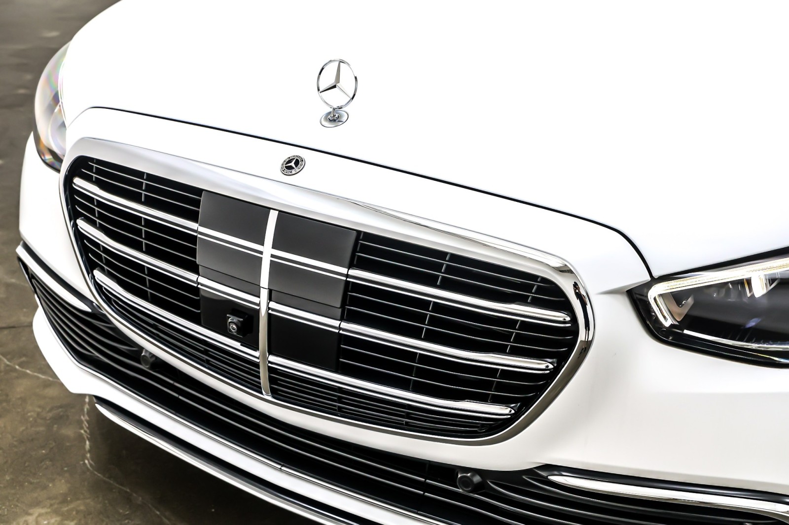 New 2025 MANUFAKTUR Moonlight White Magno Mercedes-Benz S 580 image 13