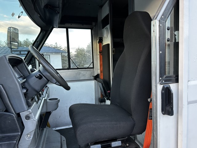 2013 Isuzu Reach 14' Van w/AIR in , 