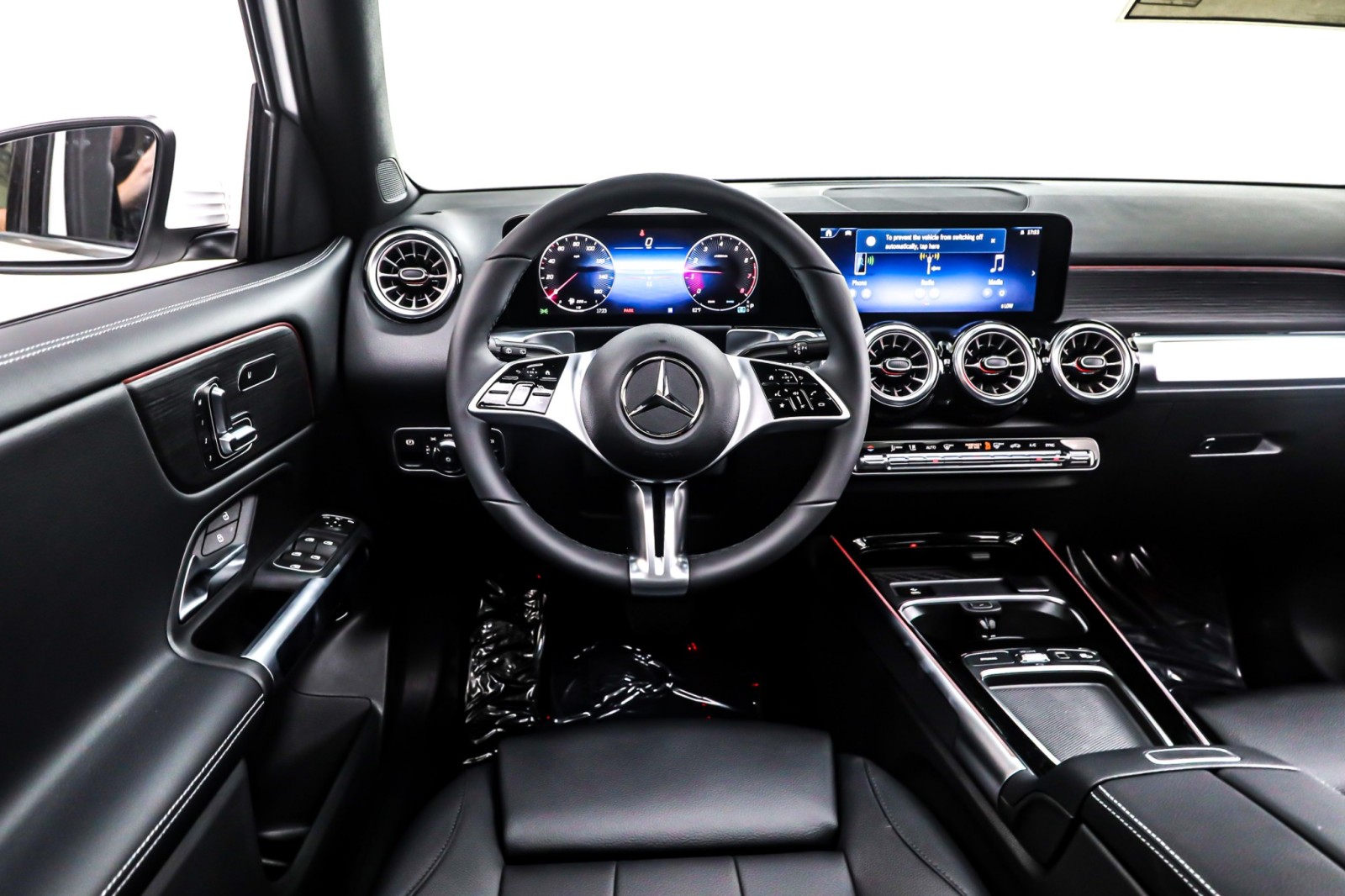 New 2026 Polar White Mercedes-Benz GLB 250 image 4