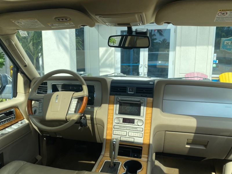 2010 Lincoln Navigator 4WD SUNROOF LOW MILES 31,209 in , 