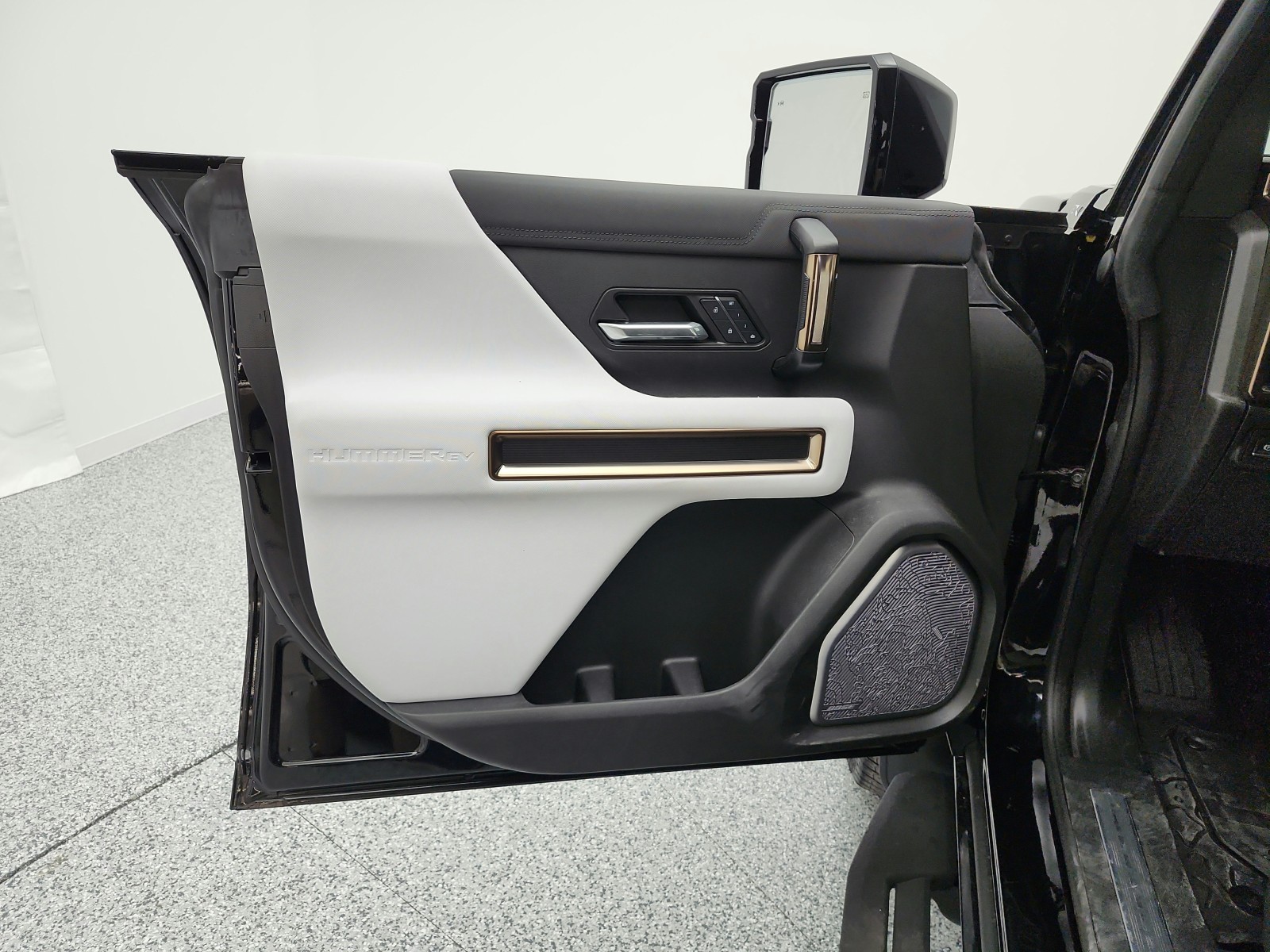 Used 2024 Void Black GMC e4WD 4dr 2X image 13