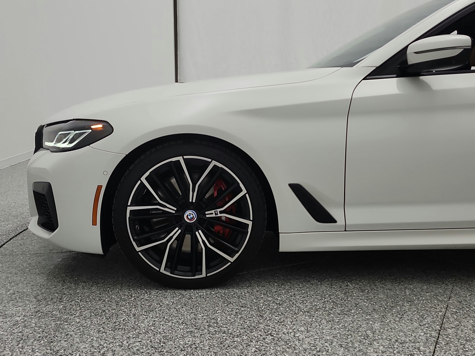 Used 2023 Alpine White BMW M550i xDrive Sedan image 17