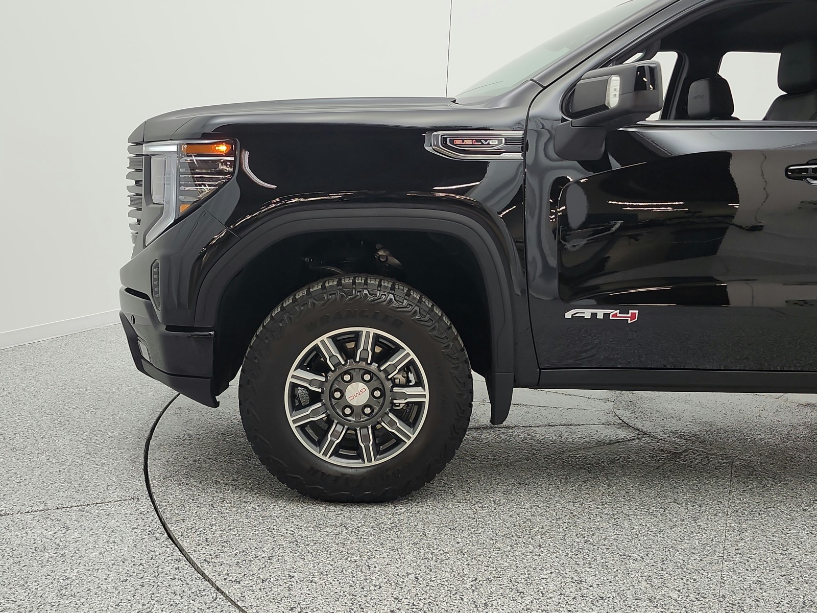 Used 2025 Onyx Black GMC 4WD Crew Cab 147 AT4 image 23