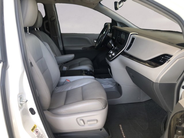 2017 Toyota Sienna XLE Auto Access Seat 15