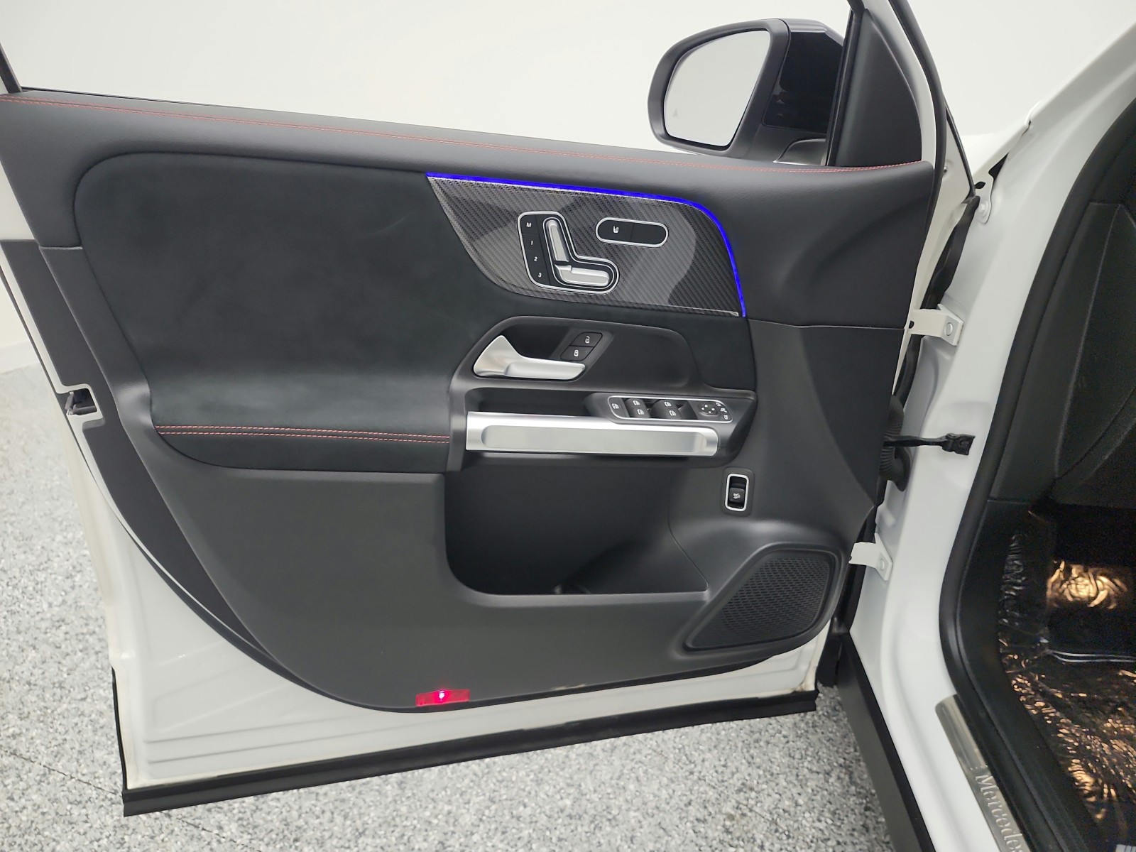 Used 2023 Polar White Mercedes-Benz GLB 250 SUV image 15