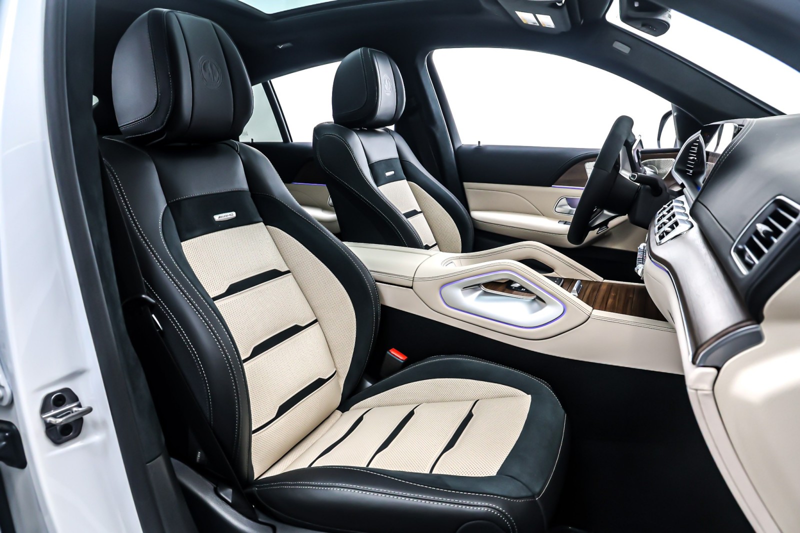 New 2026 MANUFAKTUR Moonlight White Metallic Mercedes-Benz AMG® GLE 63 S image 7