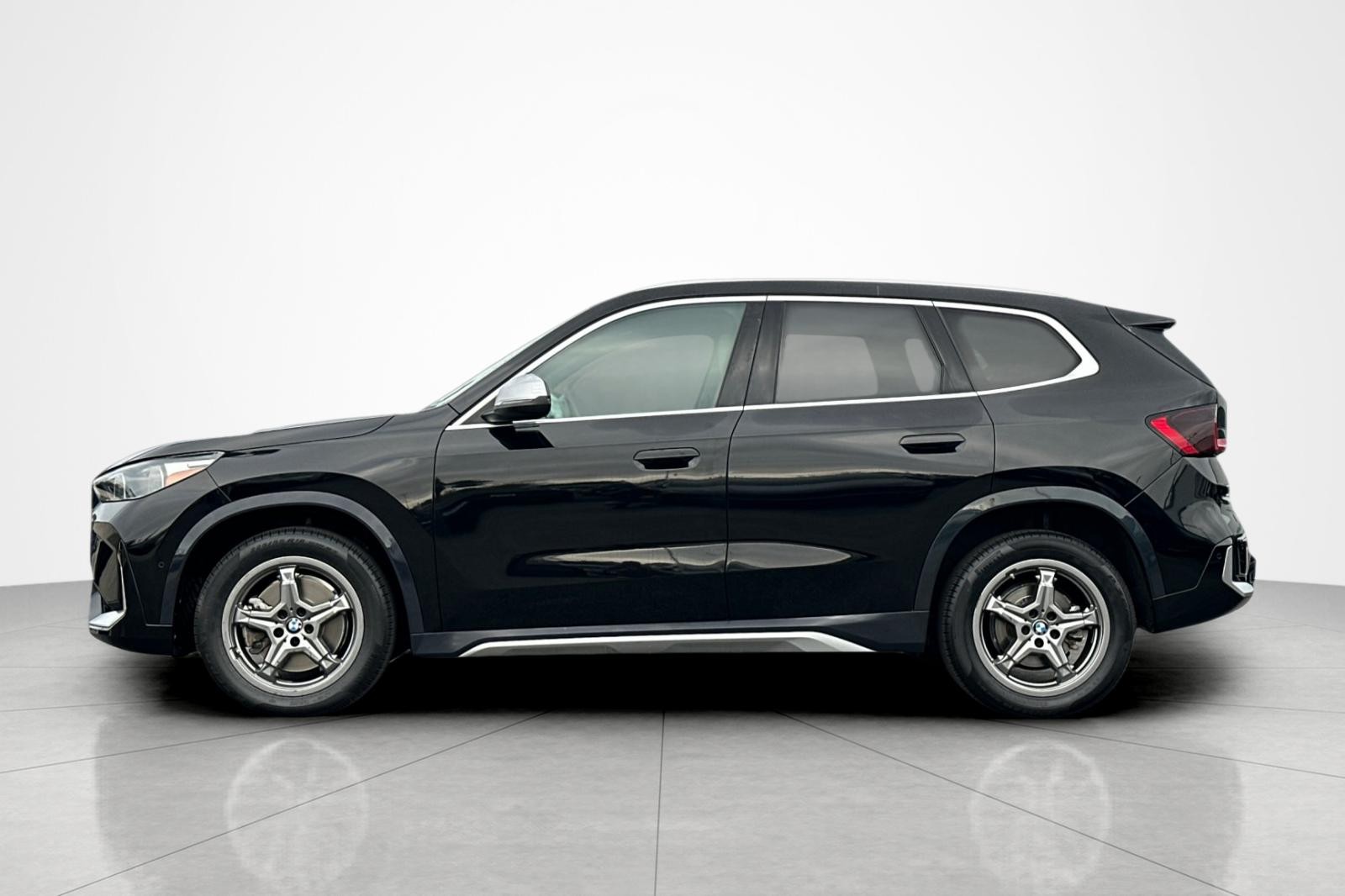 Used 2023 Jet Black BMW xDrive28i image 2