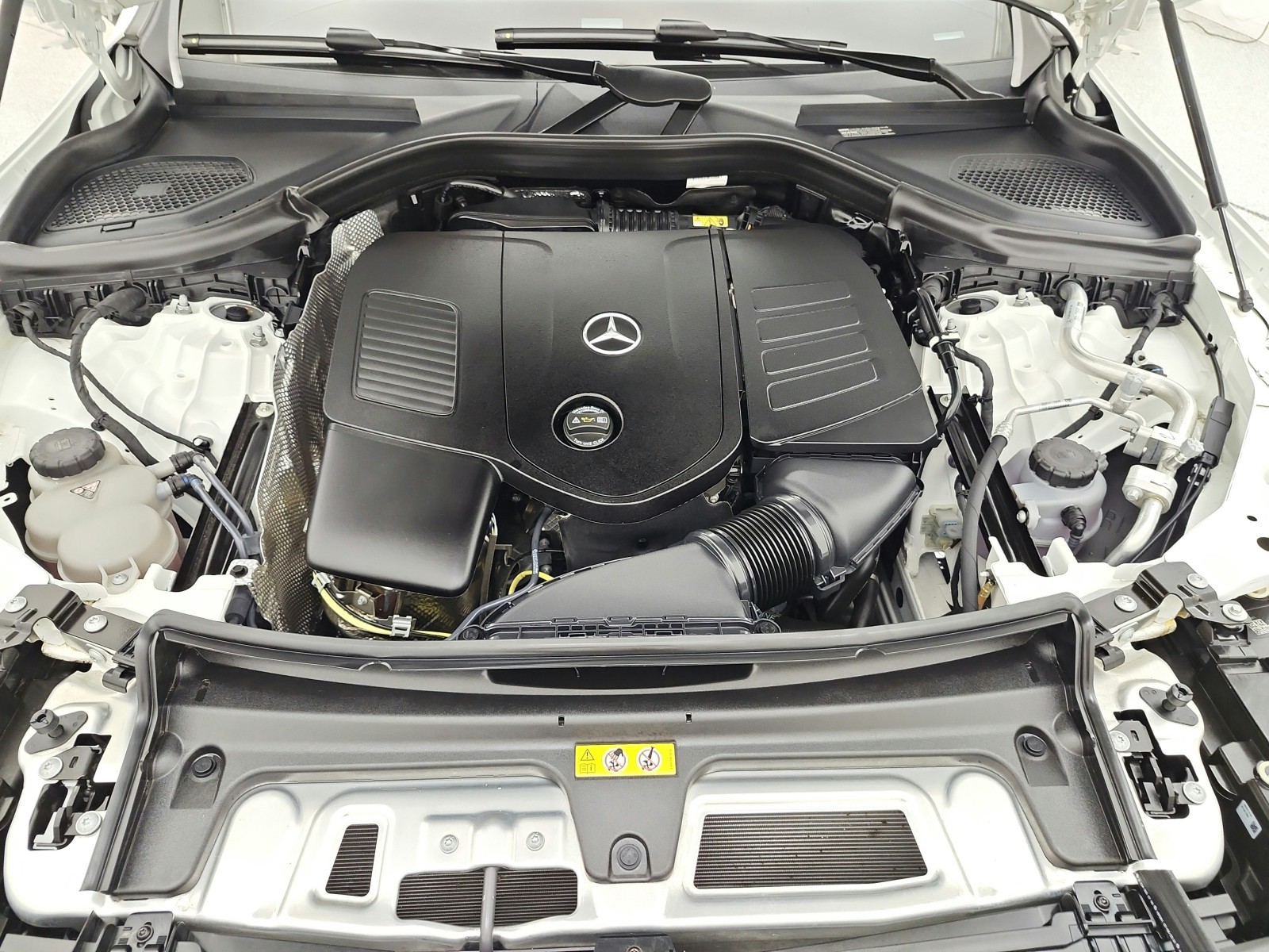 Certified Used 2026 Polar White Mercedes-Benz GLC 300 SUV image 16