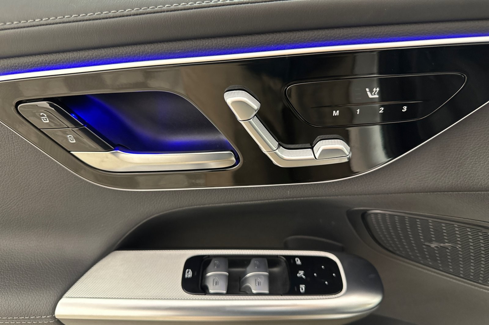 Used 2025 Polar White Mercedes-Benz GLC 300 4MATIC® SUV image 10