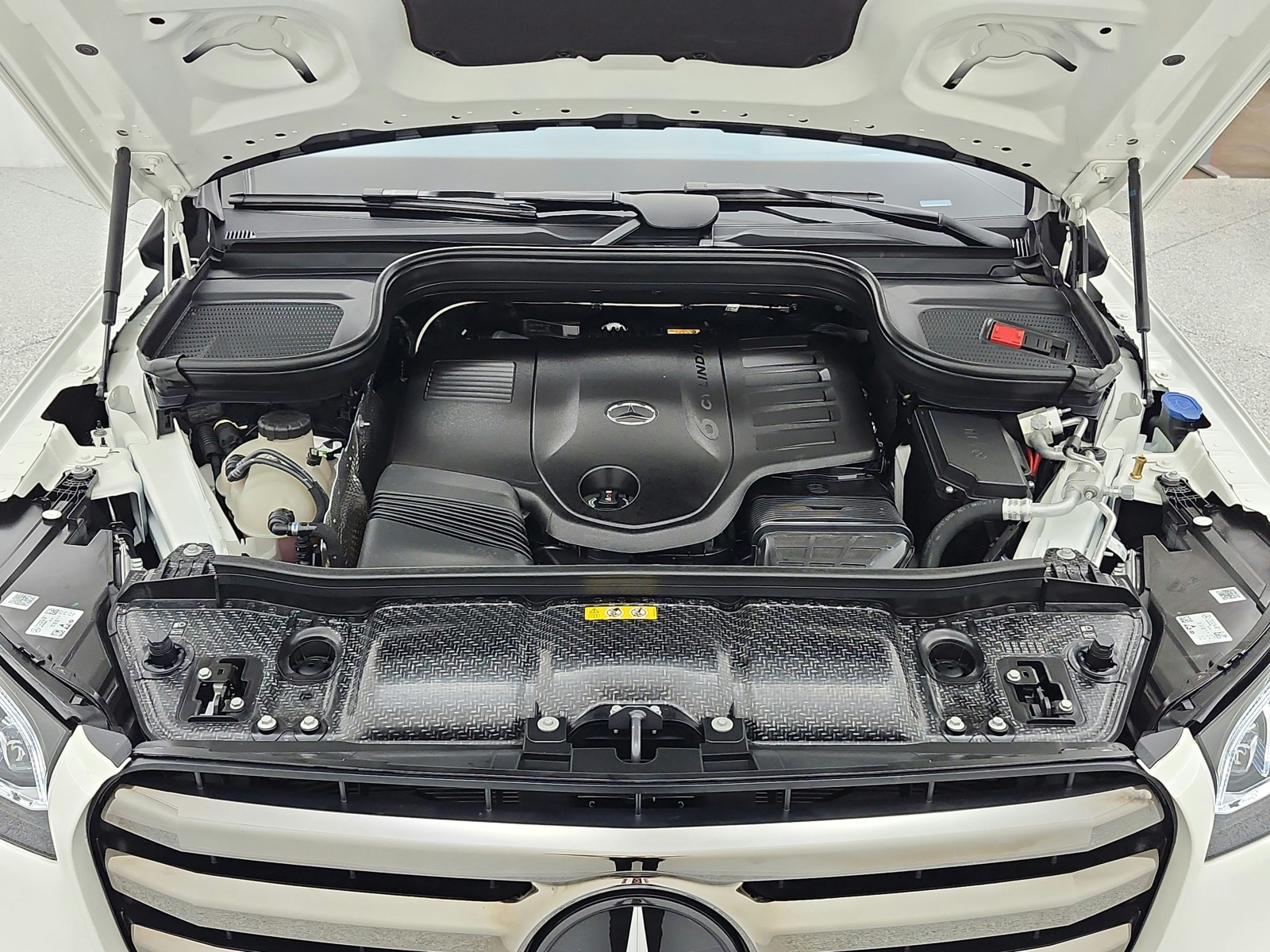 Used 2024 MANUFAKTUR Diamond White Metallic Mercedes-Benz GLS 450 4MATIC® SUV image 17