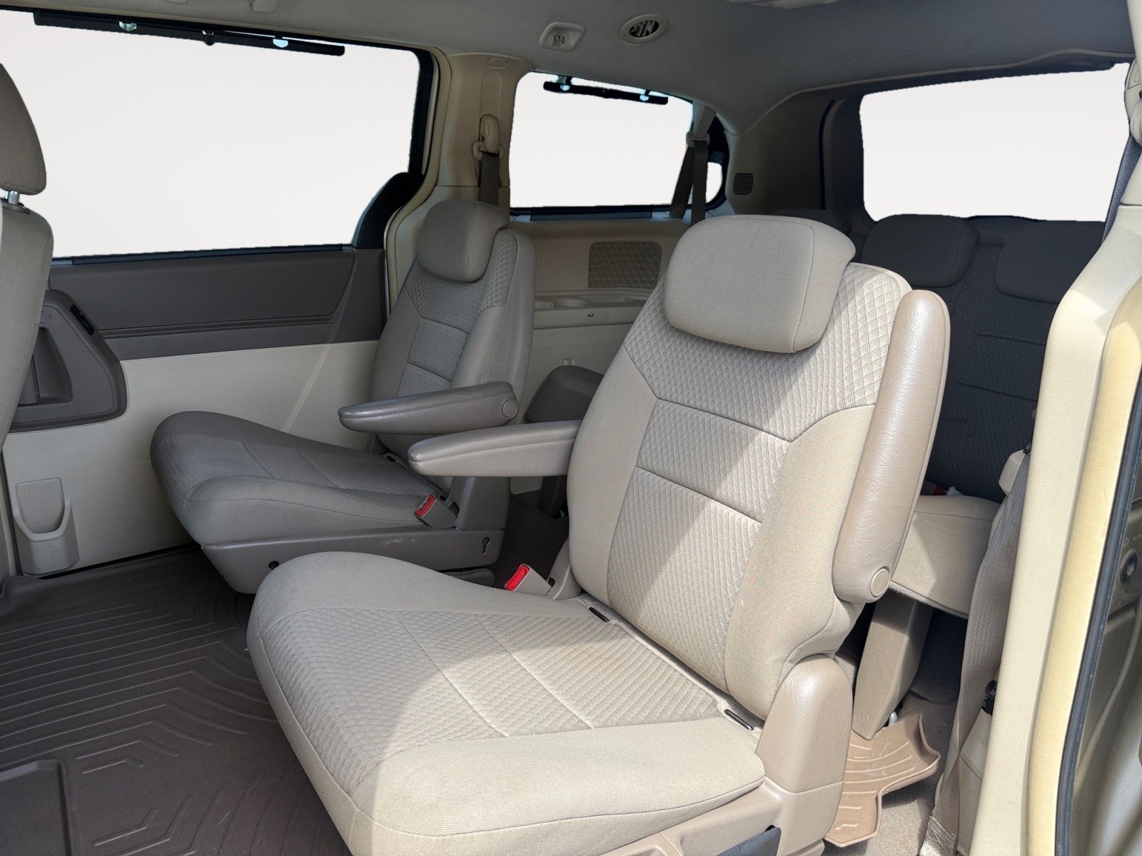 2010 Chrysler Town & Country #12