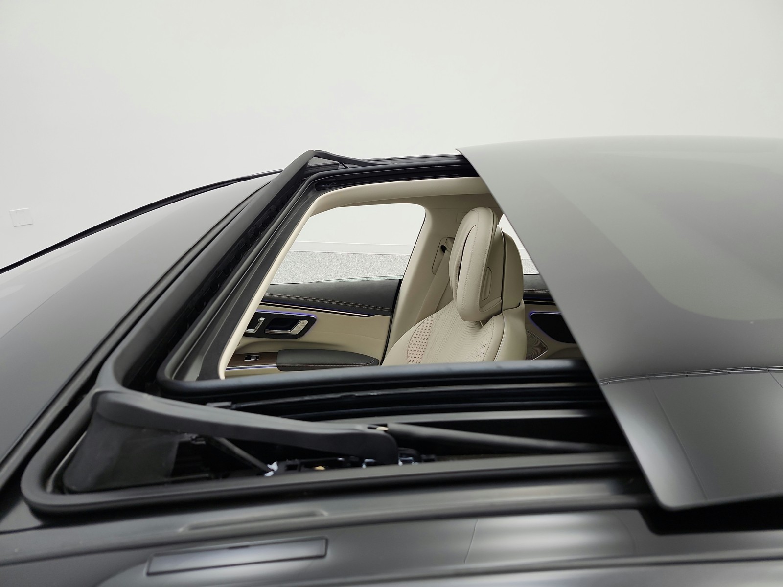 Used 2022 Graphite Grey Metallic Mercedes-Benz EQS 580 4MATIC® Sedan image 14