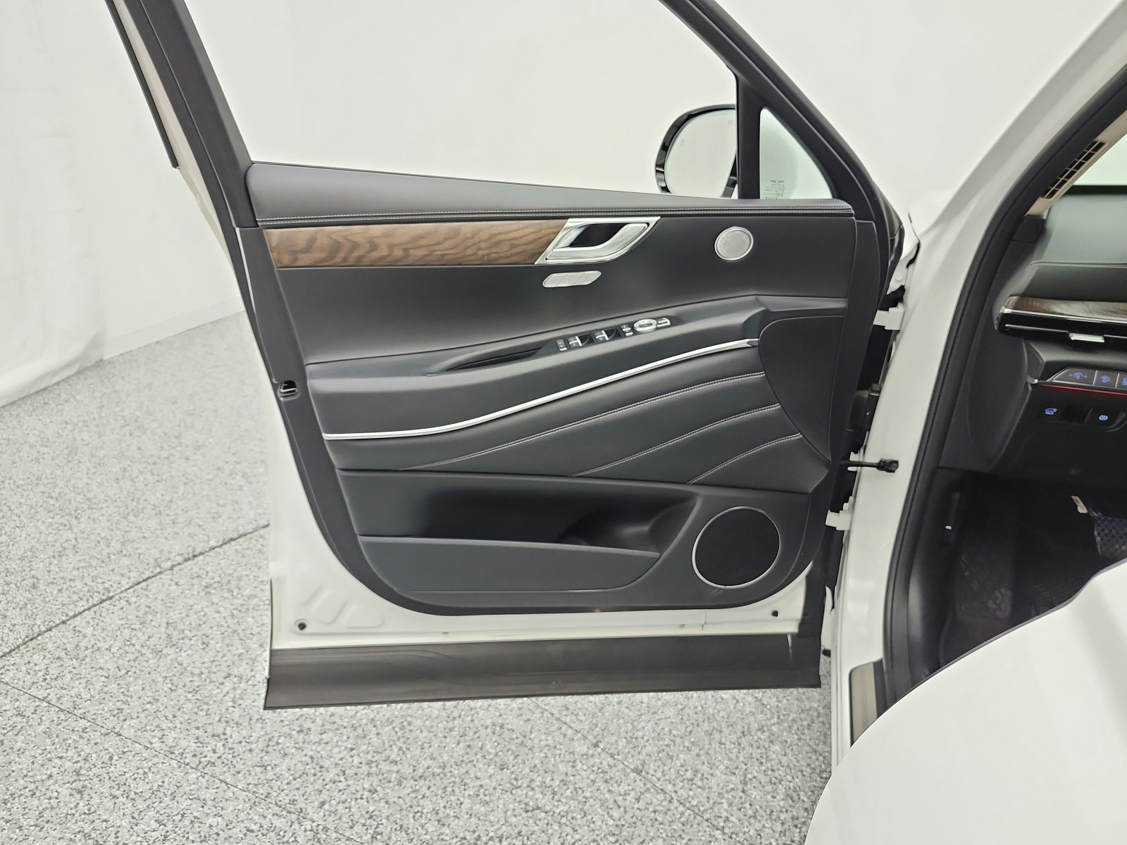 Used 2025 Uyuni White Genesis 2.5T Select AWD image 15