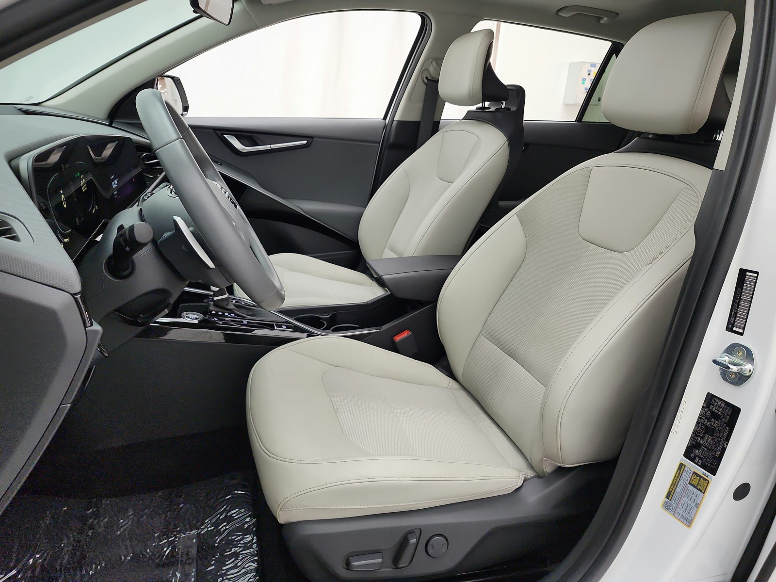 Used 2023 Snow White Pearl Kia EX Touring FWD image 13