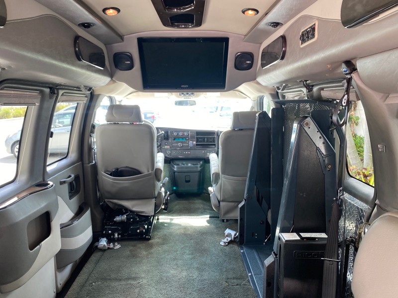 2013 GMC SAVANA HI TOP CONVERSION HANDICAP LIFT LOW MILES 24,857 in , 