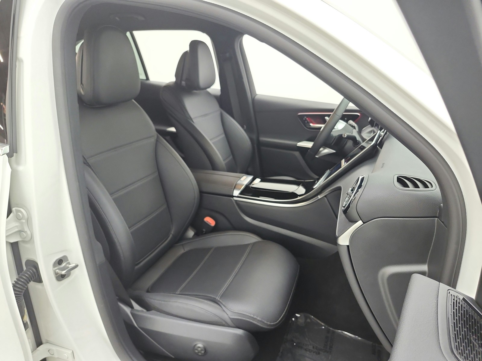 Certified Used 2025 Polar White Mercedes-Benz GLC 300 SUV image 21