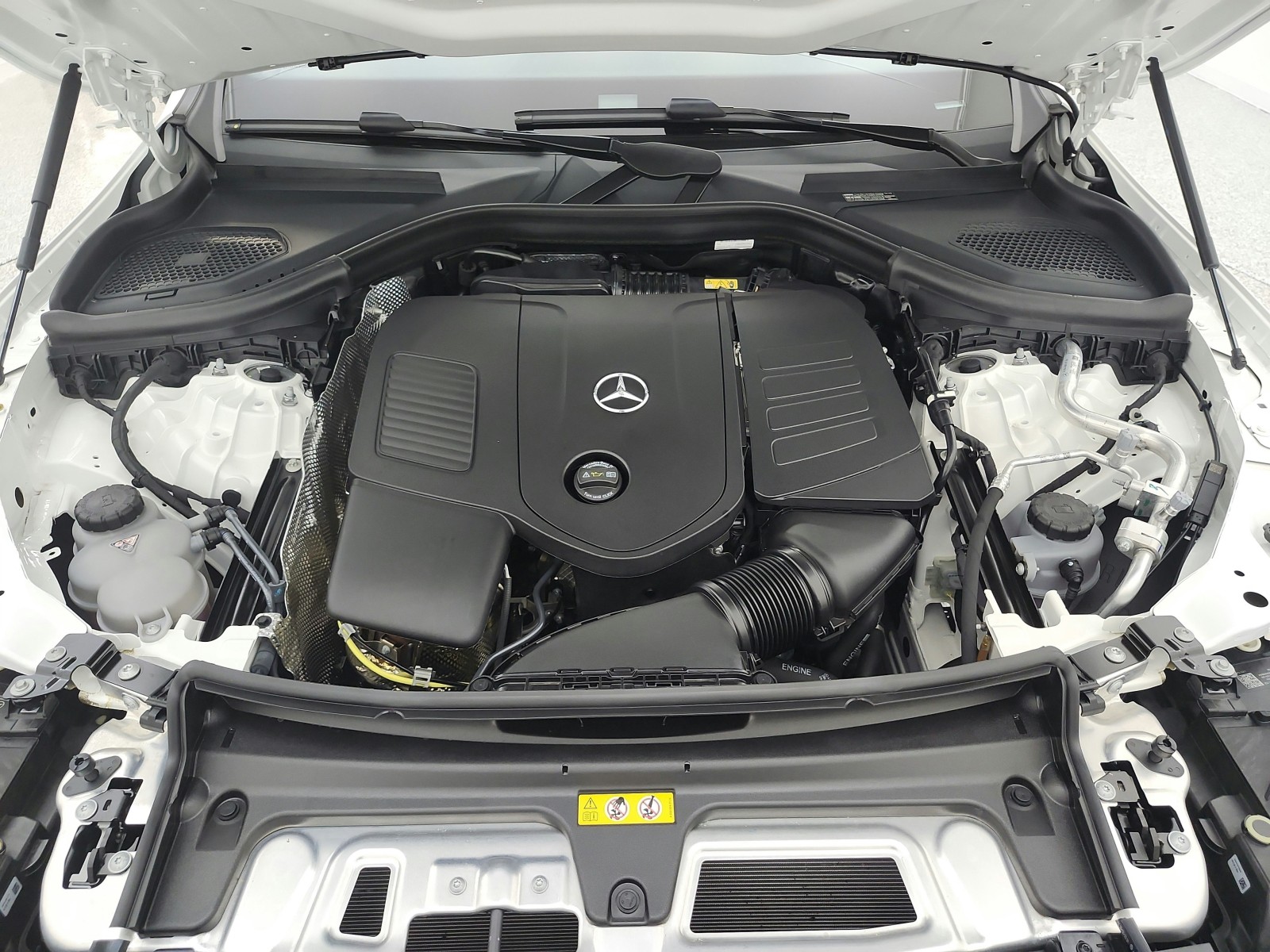 Certified Used 2025 Polar White Mercedes-Benz GLC 300 SUV image 18