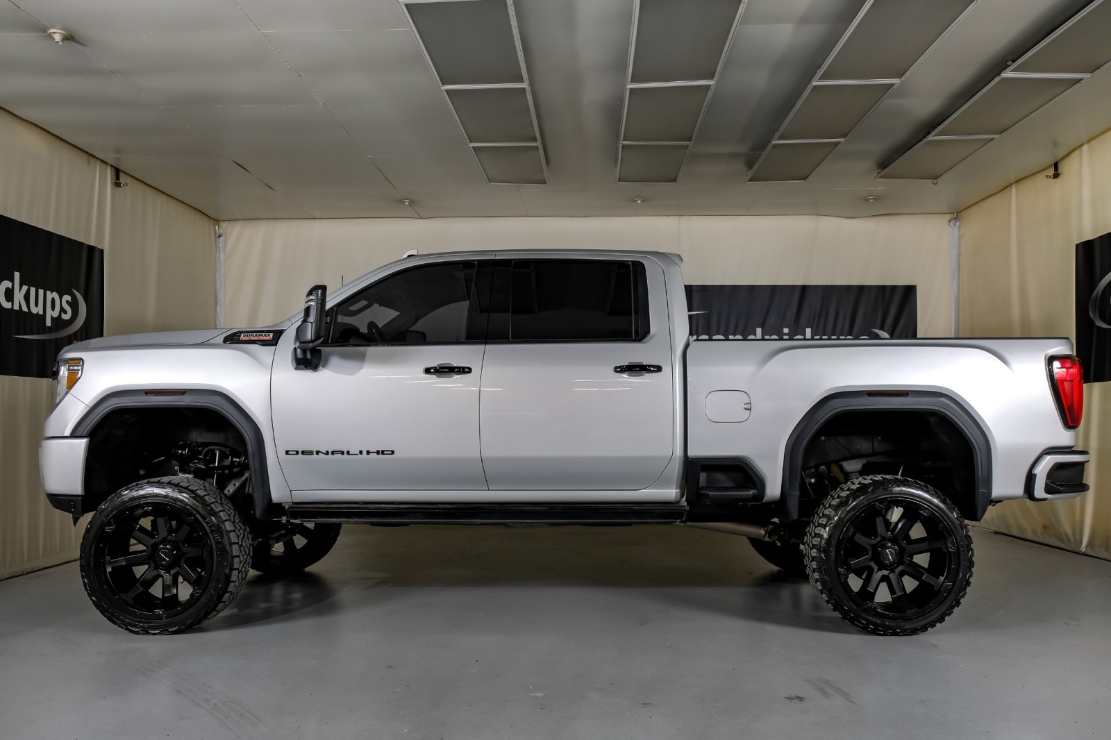 2023 GMC Sierra 2500HD Denali 9