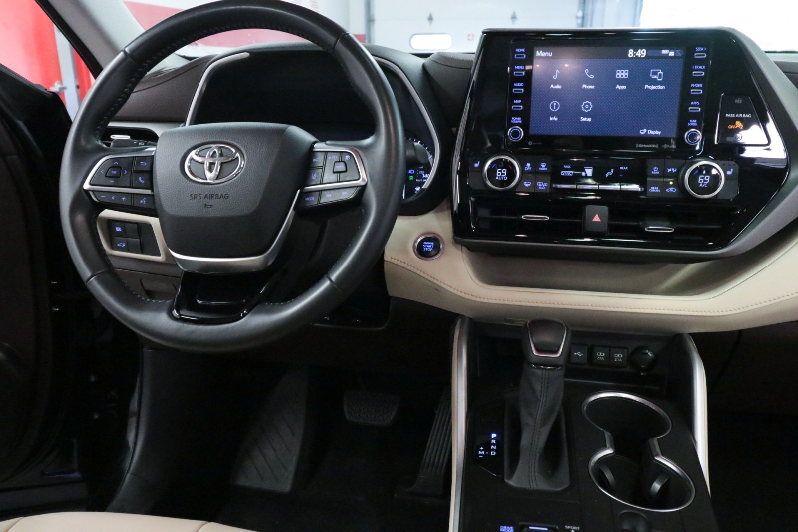 Used Car 2021 Toyota Highlander  Xle For Sale Under $35,000 In Austin, Texas