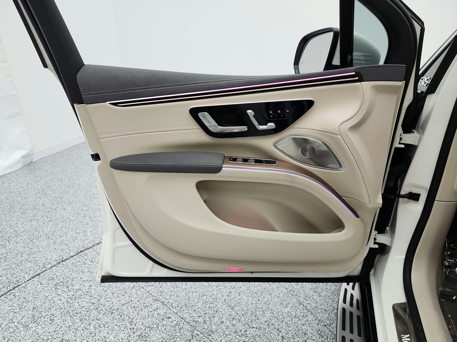 Certified Used 2023 MANUFAKTUR Diamond White Mercedes-Benz EQS 450+ SUV image 15