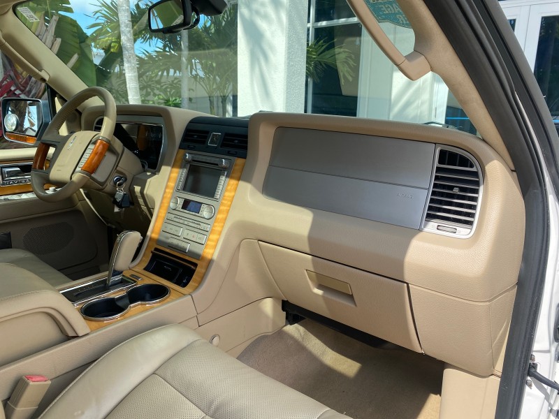 2010 Lincoln Navigator 4WD SUNROOF LOW MILES 31,209 in , 