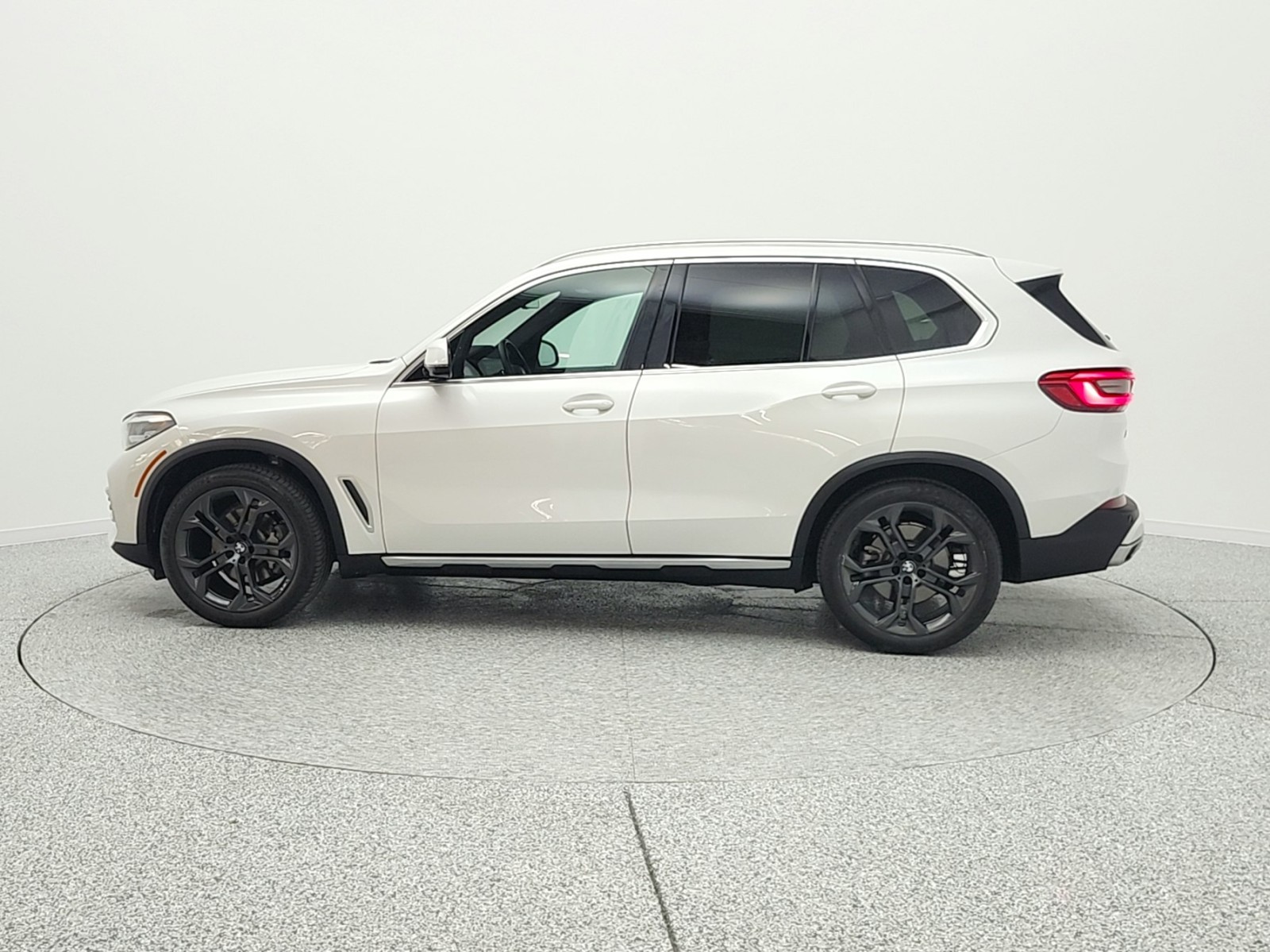Used 2019 Mineral White Metallic BMW xDrive40i Sports Activity Vehicle image 8