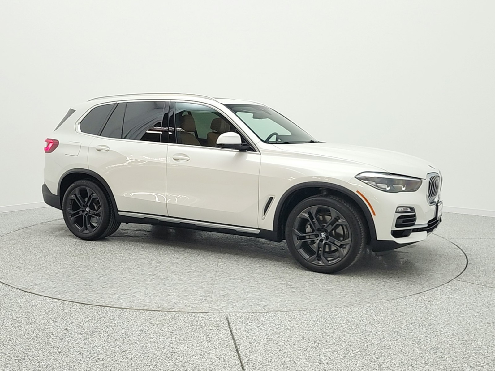 Used 2019 Mineral White Metallic BMW xDrive40i Sports Activity Vehicle image 3