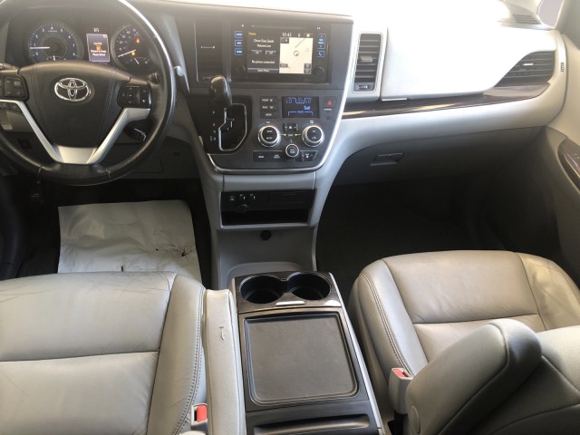 2017 Toyota Sienna XLE Auto Access Seat 10