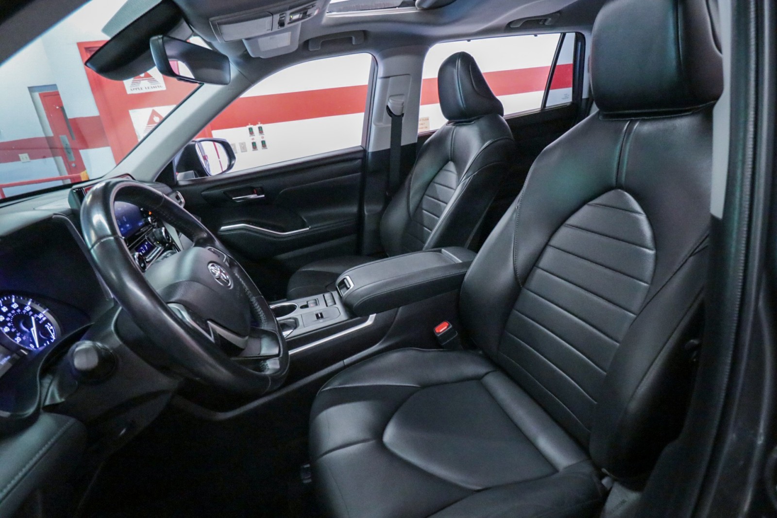 Used Car 2022 Toyota Highlander  Xle For Sale Under $35,000 In Austin, Texas