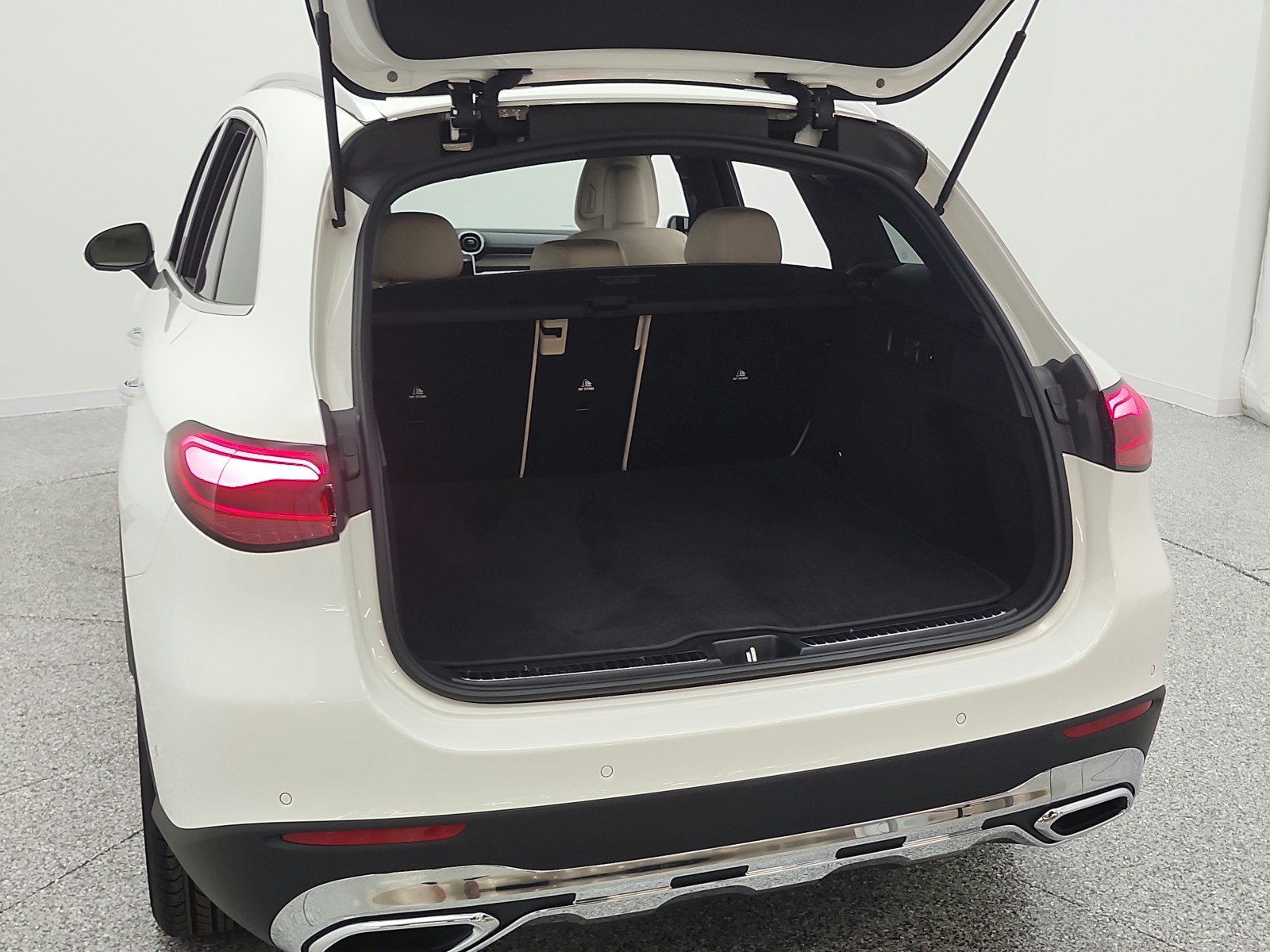 Certified Used 2025 Polar White Mercedes-Benz GLC 300 SUV image 20