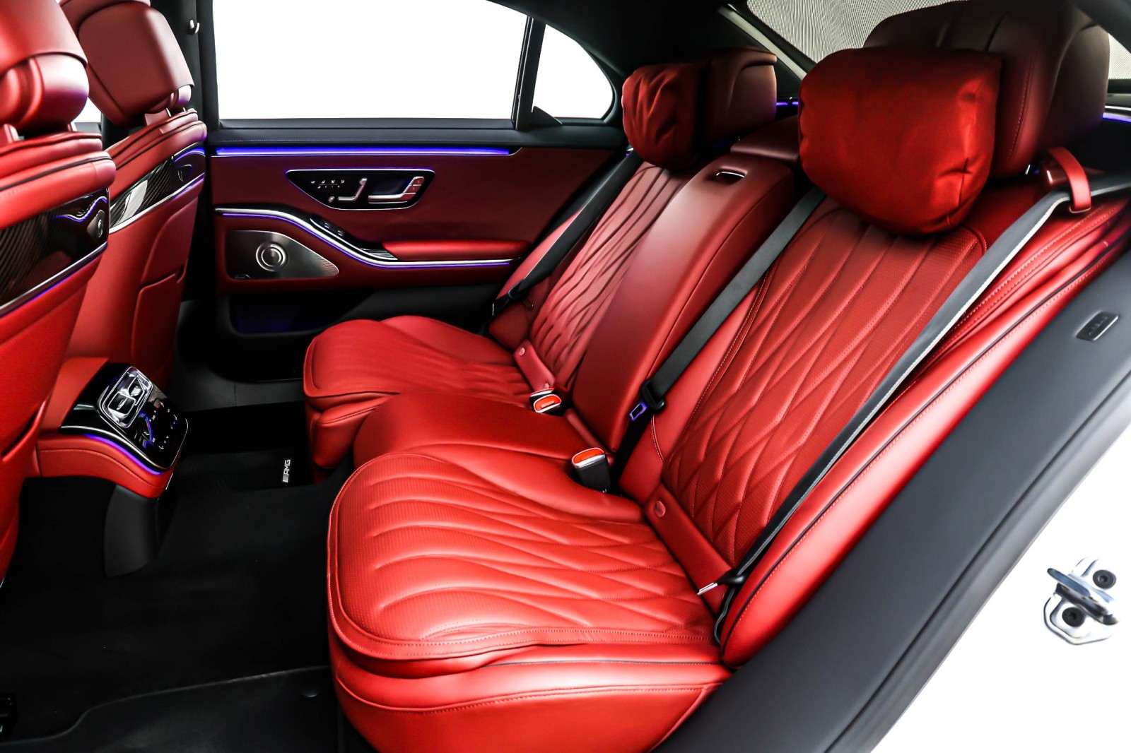 New 2026 MANUFAKTUR Moonlight White Metallic Mercedes-Benz AMG® S 63 E image 8