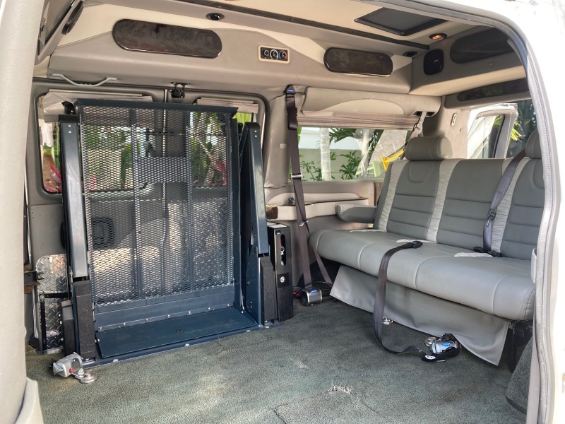 2013 GMC SAVANA HI TOP CONVERSION HANDICAP LIFT LOW MILES 24,857 in , 